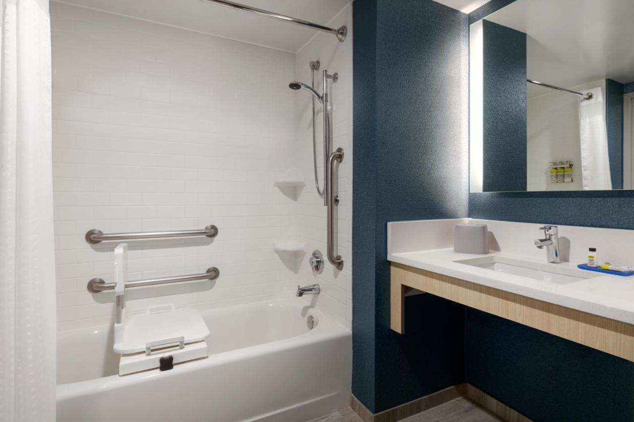 Holiday Inn Express Hotel & Suites Norfolk Airport By Ihg Exterior foto